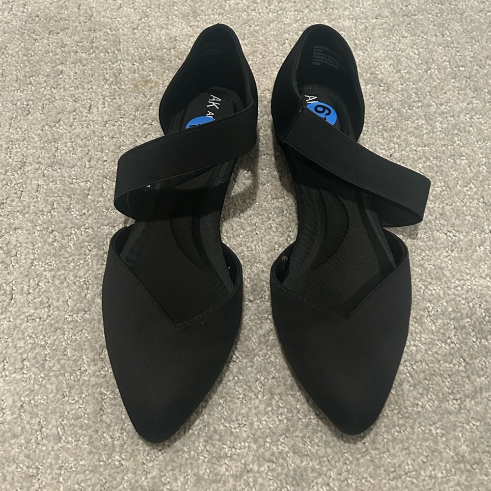 Sleek Black Flats with Pointed Toe and Strap